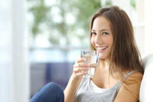 水を飲む女性